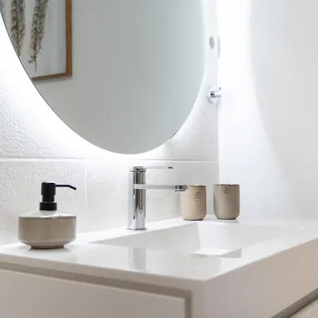 Daire Comfy 2 Bdr W/ Balcony By Lovelystay