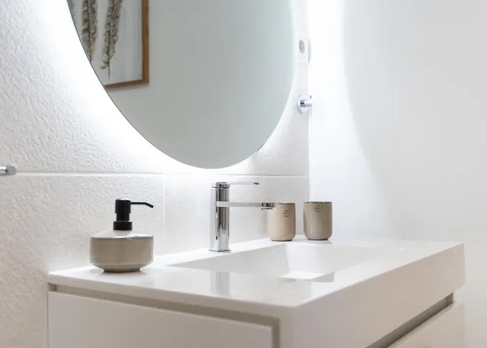 公寓 Comfy 2 Bdr W/ Balcony By Lovelystay