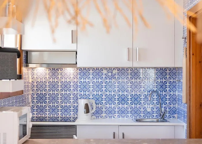 Comfy 2 Bdr W/ Balcony By Lovelystay *